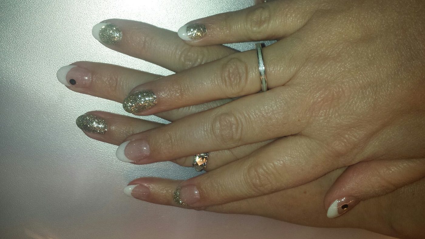 French Manicure met champagneglitters nagelstyliste Averbode