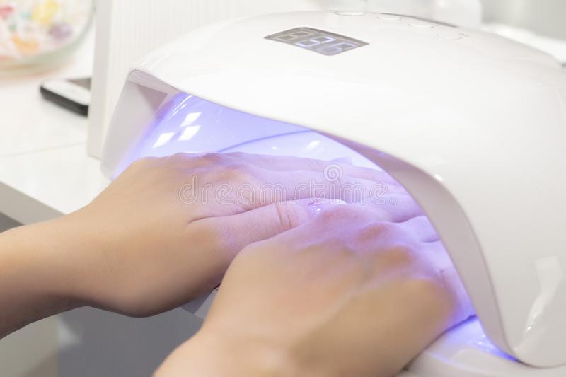 gelnagels uitharden in UV lamp in nagelstudio scherpenheuvel
