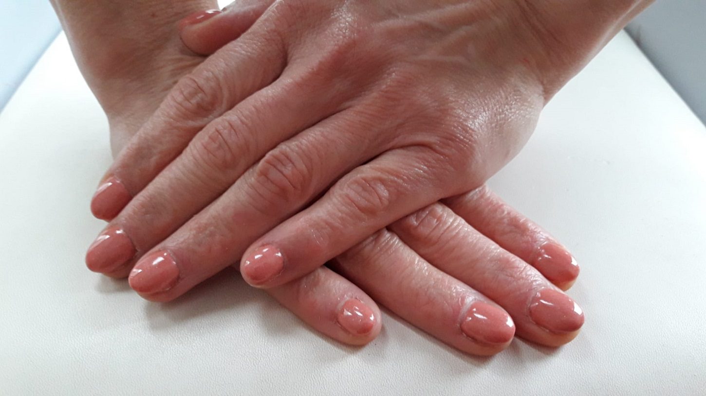 Naturel ogende zalmkleur gelnagels nagelstyliste Engsbergen